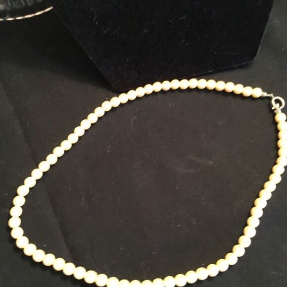 Cream Colored Faux Pearl Necklace - Picture 2 of 6